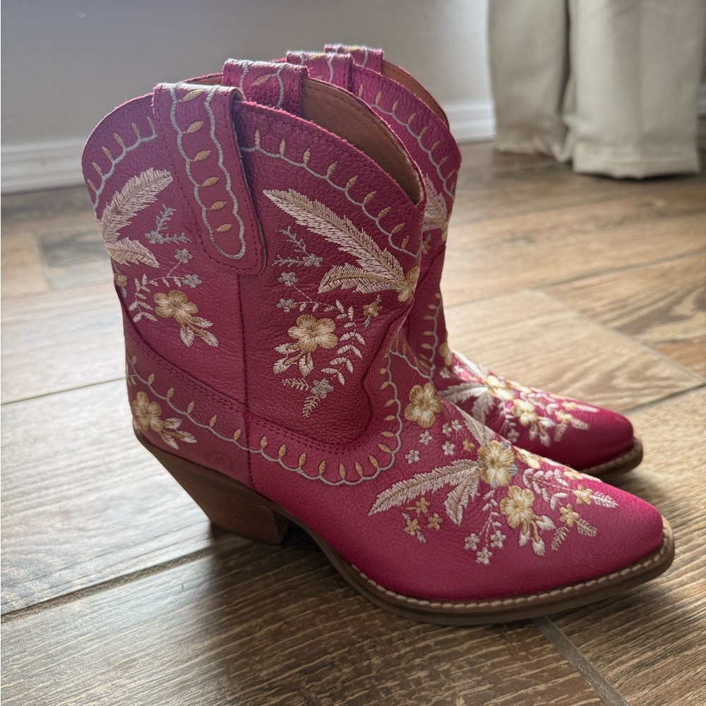Women’s pink Dingo booties
